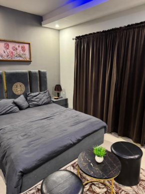 Avalon Luxury 1BR Eiffel Tower View Bahria Greens